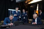 Krigsminister Pete Hegseth (ved computeren), CIA-chef John Ratcliffe, udenrigsminister Marco Rubio og Donald Trump fulgte operationen i Venezuela direkte fra Trumps sommerhus i Florida. Billedet er delt af den amerikanske præsidents kontor.  Foto: Handout/Ritzau Scanpix