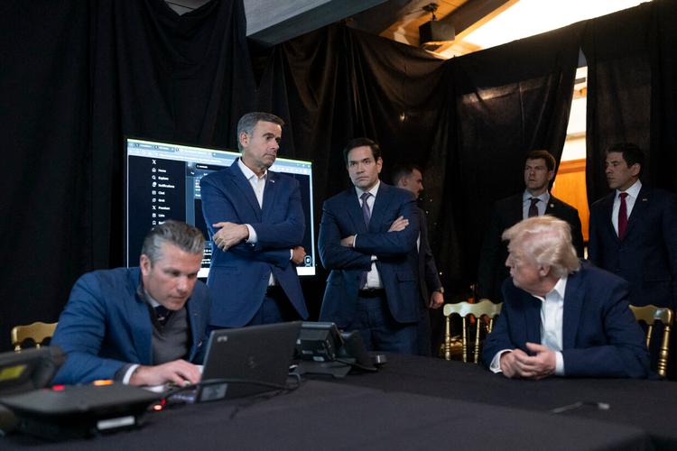 Krigsminister Pete Hegseth (ved computeren), CIA-chef John Ratcliffe, udenrigsminister Marco Rubio og Donald Trump fulgte operationen i Venezuela direkte fra Trumps sommerhus i Florida. Billedet er delt af den amerikanske præsidents kontor.  Foto: Handout/Ritzau Scanpix