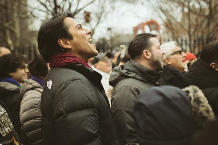 Foran den retsbygning i New York, i det sydlige Manhattan, hvor Nicolás Maduro ventes at blive retsforfulgt, er omkring 100 venezuelanere til demonstration mod Nicolás Maduro og for den amerikanske aktion, som fældede ham.  Foto: Sebastian Skov Andersen