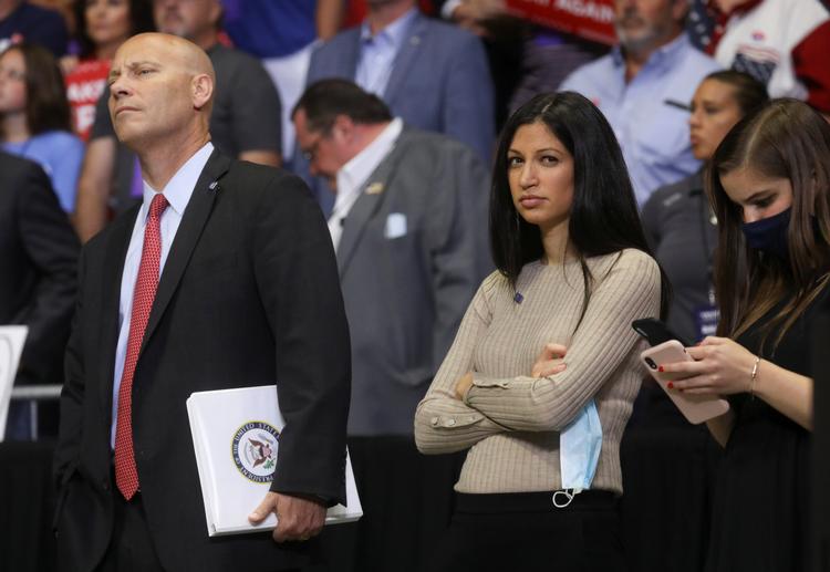 Her er kvinden, der fik rigsfællesskabets opmærksomhed, da hun smykkede et landkort over Grønland med det amerikanske flag. Hun hedder Katie Miller og er her til et af de første valgmøder for Trump i coronatiden i Tulsa, Oklahoma. Hun er gift med præsidentens sikkerhedsrådgiver Stephen Miller.  Arkivfoto Leah Millis