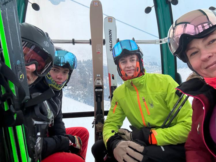 Humøret er højt, da deltagerne i 'first track'- arrangementet i Obertauern er på vej op i liften. Det er journalisten yderst til højre. 