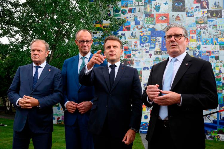 Også Polens ministerpræsident Donald Tusk (til venstre) har kommenteret angrebet ved at sige: »Et storskalaangreb som dette vil påvirke hele verden. Vi vil svare og forberede os på en ny situation«. Foto: Leon Neal/afp/ritzau Scanpix/AP