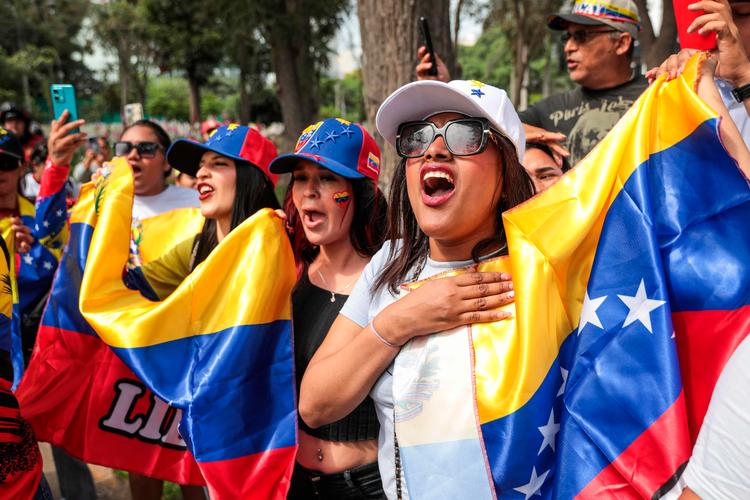 Venezuelanere, der bor i Peru, var på gaden og fejre, at præsident Maduro lørdag 3. januar blev taget til fange af USA og bragt dertil.  Foto: Connie France/Ritzau Scanpix