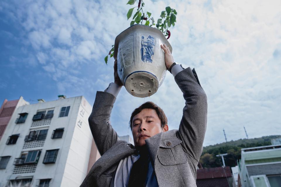 Man-su bliver spillet fornemt af Lee Byung-hun. På billedet er han i færd med at give 'sig det med blomster' en ny og mere håndfast betydning.  Still fra filmen:  Filmbazar