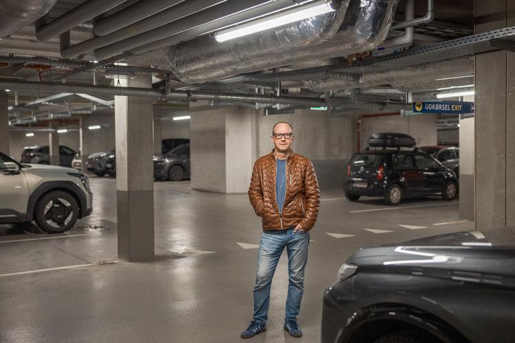 It costs Søren Petersen DKK 17,400 a year to park his electric car in the basement garage under his flat in Carlsberg City, yet he finds Apcoa’s signage far too poor and confusing. Foto: Miriam Dalsgaard