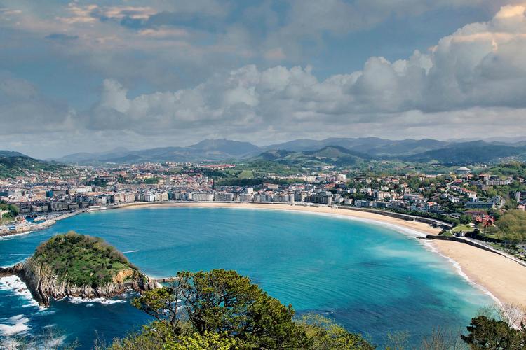 Spanske San Sebastián er genkendelig for de fleste med sin placering ved havet ud til Biscayabugten. Foto: Pierre Archi/Unsplash