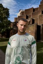 Han har tidligere udgivet digtsamlingen 'Lov mig du læser det'. Nu romandebuterer Frederik Drescher Kluth (f. 1996) med 'I mellemtiden er vi ingen'.  Foto: Vincent Nahuel Anselmo