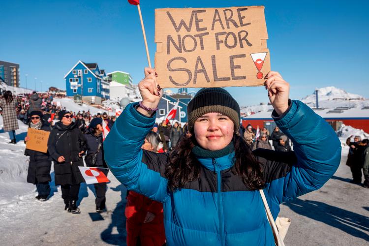 Efter parlamentsvalget i Grønland i marts 2025 samledes flere hundrede mennesker til en stor demonstration i Nuuk imod Trumps udtalelser om at købe Grønland. Foto: Nicolai West/Ritzau Scanpix