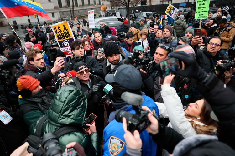 Verdenspressen var mødt op ved retsbygningen i New York, hvor Nicolás Maduro blev stillet for en dommer mandag eftermiddag dansk tid. Foto: Michael M. Santiago/Ritzau Scanpix