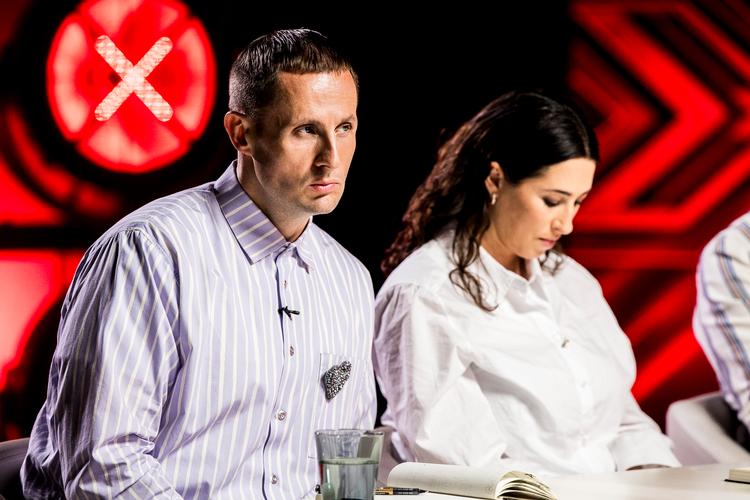 Rapperen Benjamin Hav er et stærkt underholdende nyt bekendtskab i 'X Factor'. Ved siden af ham sidder den anden nye dommer, Drew Sycamore.  Foto: Lasse Lagoni, TV 2 