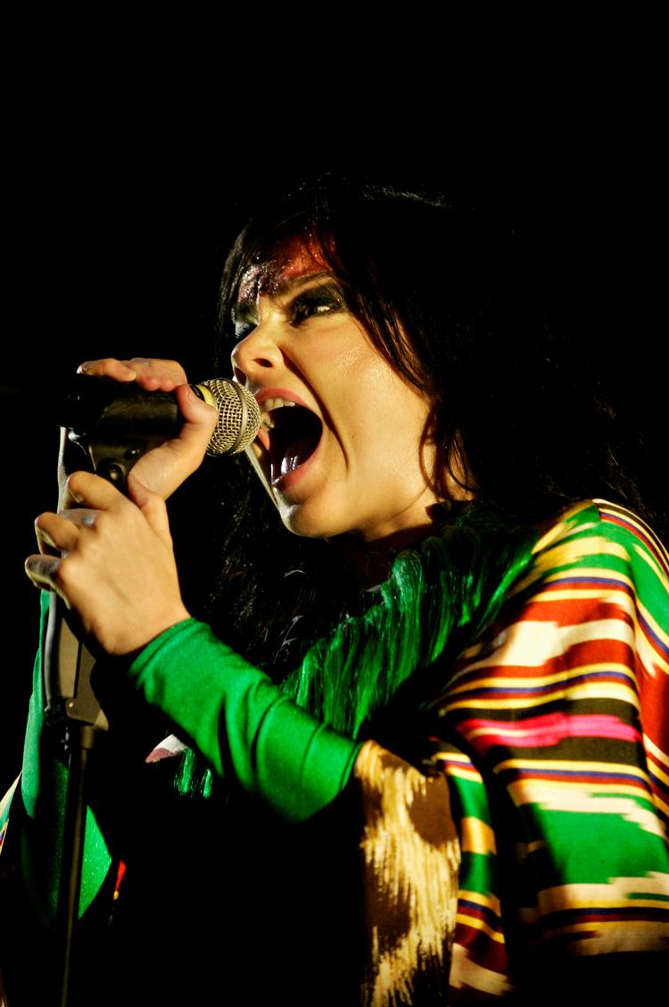 Björk har tidligere med sangen ’Declare Independence’ opfordret både Grønland og Færøerne til at erklære sig uafhængige fra Danmark. Her optræder hun på Roskilde Festival i 2007.  Arkivfoto:  Maria Fonfara