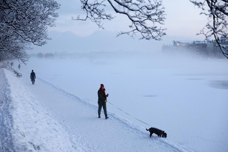 Sneen er faldet i københavn og har lagt den smukkeste vinterdyne over hele byen. Men pas på, isen på Søerne er stadig usikker. Foto: Thomas Borberg