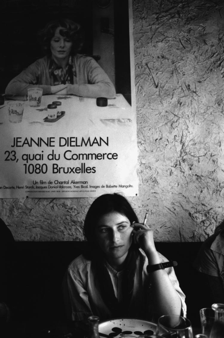 Filmplakaten bag Chantal Akerman (1950-2015) er for hendes egen film 'Jeanne Dielman, 23 quai du Commerce, 1080 Bruxelles'. I 2022 blev den kåret som verdens bedste film af filmmagasinet Sight and Sound. Fotografiet er fra 1985.   Arkivfoto:  Ritzau Scanpix