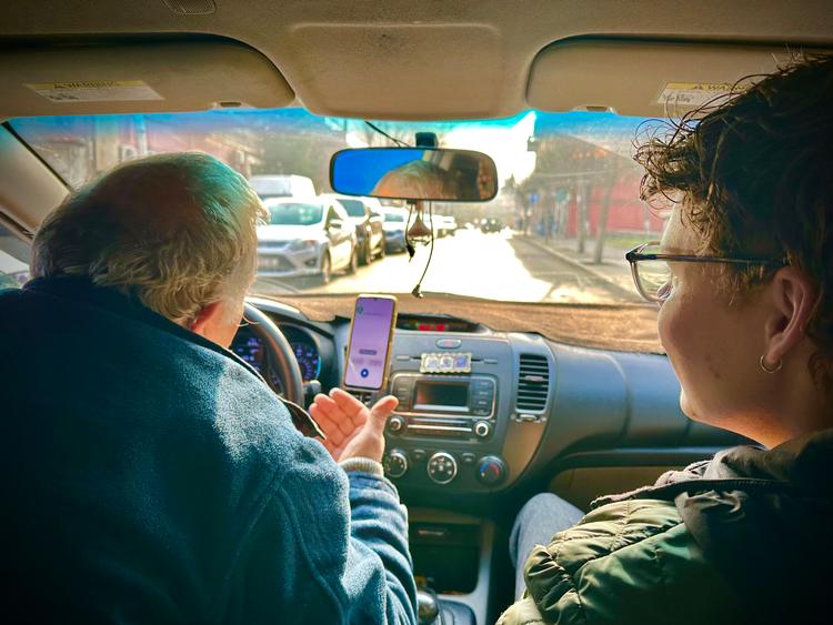 Vores chauffør i Tbilisi råber på russisk ad sin mobil, som oversætter til engelsk. Meget god info om byen, men måske ikke så trafiksikkert.    Foto: Per Munch