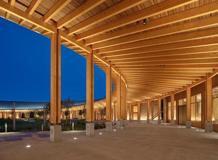 Så elegant som en fuglevinge er der et højt overdække foran værkstedet. Foto: Adam Mørk