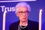 Eva Schloss var Anne Franks stedsøster, og som ærespræsident for Anne Frank Trust UK dedikerede hun årtier af sit liv til at oplyse om holocaust. Hun deltog bl.a. i en lysceremoni ved 75-års jubilæet for udgivelsen af Anne Franks dagbog i 2022 (billedet). Foto: Chris Jackson/Ritzau Scanpix