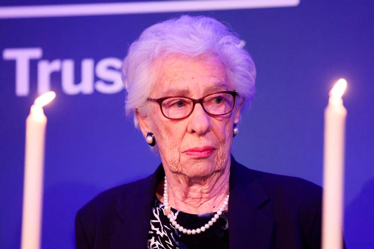 Eva Schloss var Anne Franks stedsøster, og som ærespræsident for Anne Frank Trust UK dedikerede hun årtier af sit liv til at oplyse om holocaust. Hun deltog bl.a. i en lysceremoni ved 75-års jubilæet for udgivelsen af Anne Franks dagbog i 2022 (billedet). Foto: Chris Jackson/Ritzau Scanpix