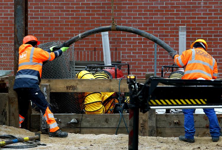 Håndværkere er stadig i gang med at genetablere strømmen i det ramte område. Foto: Lisi Niesner/Ritzau Scanpix