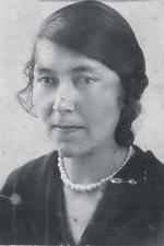 Emma Lynge, fotograferet ca. 1931-1933. Hun stod model for Svend Rathsack, da han skabte Grønlandsmonumentet til Christianshavns Torv.  Foto: Muligvis John Møller. Privatfoto fra bogen/udlånt af Kirsten Holm