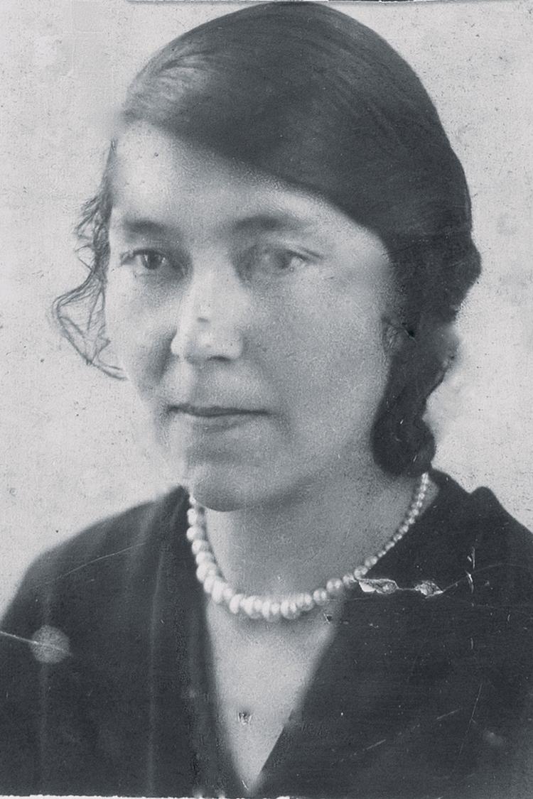 Emma Lynge, fotograferet ca. 1931-1933. Hun stod model for Svend Rathsack, da han skabte Grønlandsmonumentet til Christianshavns Torv.  Foto: Muligvis John Møller. Privatfoto fra bogen/udlånt af Kirsten Holm