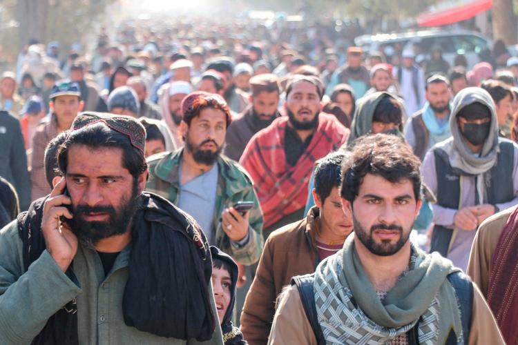 Afghanske mænd forlader et stadion i Khost efter at have overværet en henrettelse 2. december 2025. Foto: -/Ritzau Scanpix