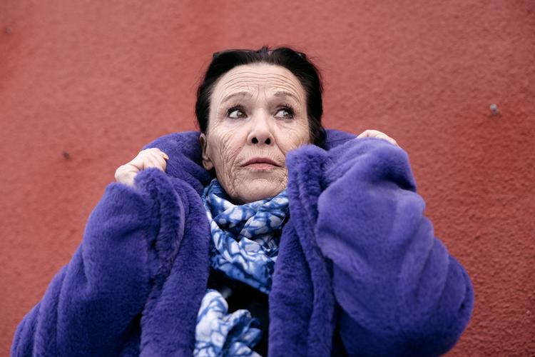 Betty Glosted sætter en ære i at holde sin krop ved lige. Hun svømmer, går lange ture med hunden og er lige begyndt til vandgymnastik, for som hun siger: »Kroppen falder jo sammen, hvis du ikke gør noget ved den«.   Foto: Loui Pedersen