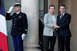 Frankrigs præsident Emmanuel Macron trykker hånd med Danmarks statsminister Mette Frederiksen (S), da hun ankommer til topmøde om sikkerhedsgarantier for Ukraine - midt i den buldrende krise om Grønland.  Foto: Benoit Tessier/Ritzau Scanpix
