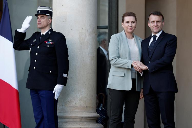 Frankrigs præsident Emmanuel Macron trykker hånd med Danmarks statsminister Mette Frederiksen (S), da hun ankommer til topmøde om sikkerhedsgarantier for Ukraine - midt i den buldrende krise om Grønland.  Foto: Benoit Tessier/Ritzau Scanpix