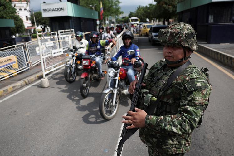 Colombia sendte ekstra tropper til grænsen mod Venezuela efter det amerikanske angreb mod Caracas og bortførelsen af Nicolás Maduro.  Nu rammer truslerne Colombia selv, foruden Mexico og Cuba. Foto: Luisa Gonzalez/Ritzau Scanpix