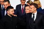 Ukraines præsident Volodymyr Zelenskyj (tv.) og Frankrigs præsident Emmanuel Macron (th.) stillede op til familiefoto ved Élyséepalæet i Paris 6. januar 2026 ved topmødet for koalitionen af villige lande og amerikanske udsendinge. Foto: Ludovic Marin/Ritzau Scanpix