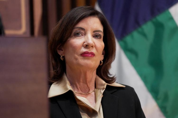 New Yorks guvernør, Kathy Hochul, raser over præsident Donald Trumps beslutning om at indefryse milliardbeløb. Foto: Angelina Katsanis/Ritzau Scanpix