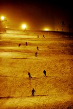 Hvad venter du på? En halv meter sne ligger på pisterne 110 km fra København. Og der er åbnet med projektører frem til klokken 21 onsdag, torsdag og fredag.  Arkivfoto: Jonathan Bjerg Møller