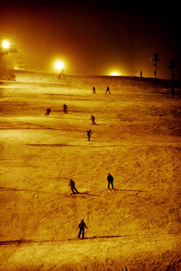 Hvad venter du på? En halv meter sne ligger på pisterne 110 km fra København. Og der er åbnet med projektører frem til klokken 21 onsdag, torsdag og fredag.  Arkivfoto: Jonathan Bjerg Møller