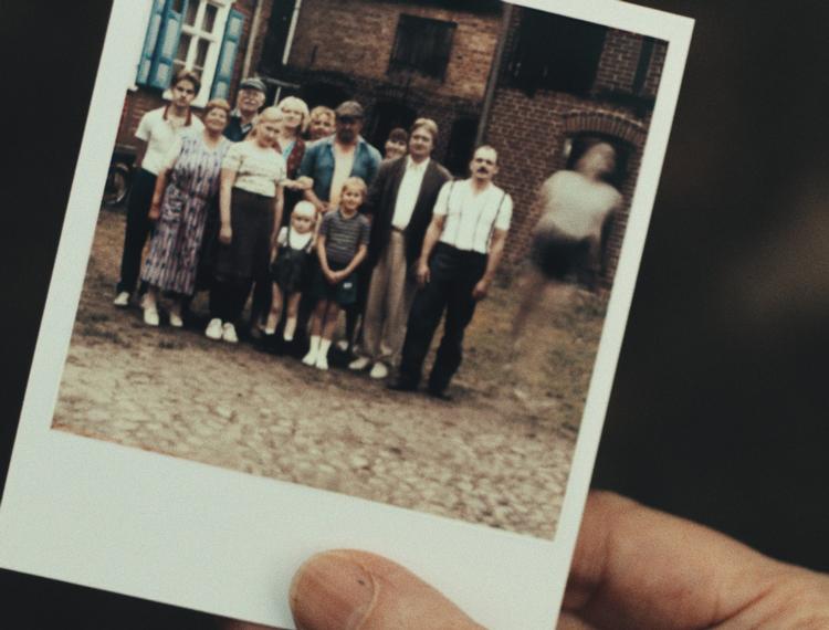 Ikke alt kan fastholdes af et foto. Eller af en film. Her er det Angelika (Lena Urzendowsky, th.), der svæver ud af familiefotoet. Hun har svært ved at stå stille ved siden af den onkel, der misbruger hende seksuelt.  Foto: Camera Film
