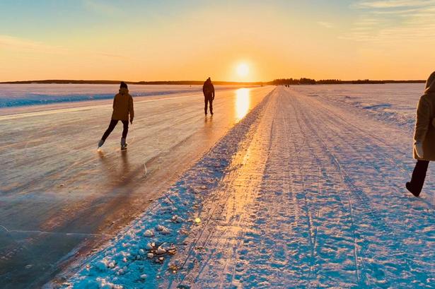 Skøjteløb i skærgården. Livet i Luleå forlænges ud på isen, når vinteren griber fat i det omkringliggende vand. Foto: Per Bergbom Lule-Bild