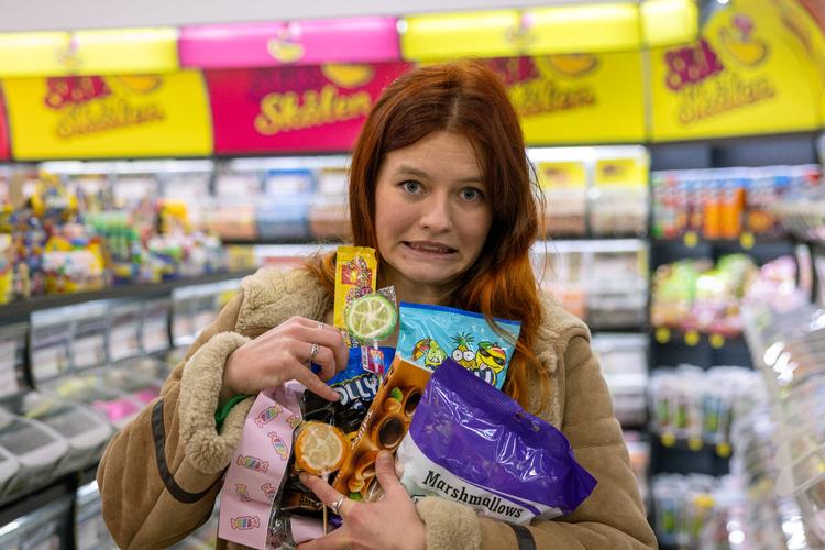 Sådan ender det ofte med at se ud, når Politikens Fiona Fälling passerer butikshylderne med slik og søde sager.  Kan hypnose ændre på det?  Foto: Lærke Berg-Pedersen