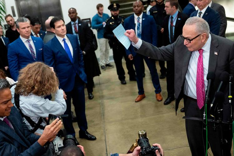 Den amerikanske forsvarsminister, Pete Hegseth, og den amerikanske udenrigsminister, Marco Rubio, lytter, mens Senatets mindretalsleder, Chuck Schumer, demokrat fra New York, taler til journalister, efter at senatorerne er blevet briefet af højtstående embedsmænd i Trump-administrationen om de seneste amerikanske militæraktioner i Venezuela   Foto: Brendan Smialowski/Ritzau Scanpix