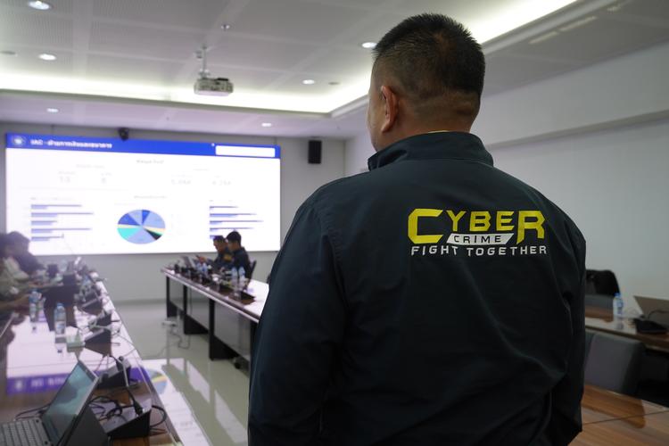 Betjentene i kommandocentralen samarbejder på tværs af politimyndigheder for at bekæmpe digital svindel i nabolandene.  Foto: Sebastian Stryhn Kjeldtoft