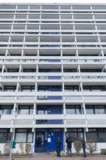 Den 21. december sidste år mistede en dreng på to år livet, da han blev kastet ud fra syvende sal af en ejendom i Høje Gladsaxe. Der blev lagt mange buketter ved opgangen. Foto: Mads Nissen