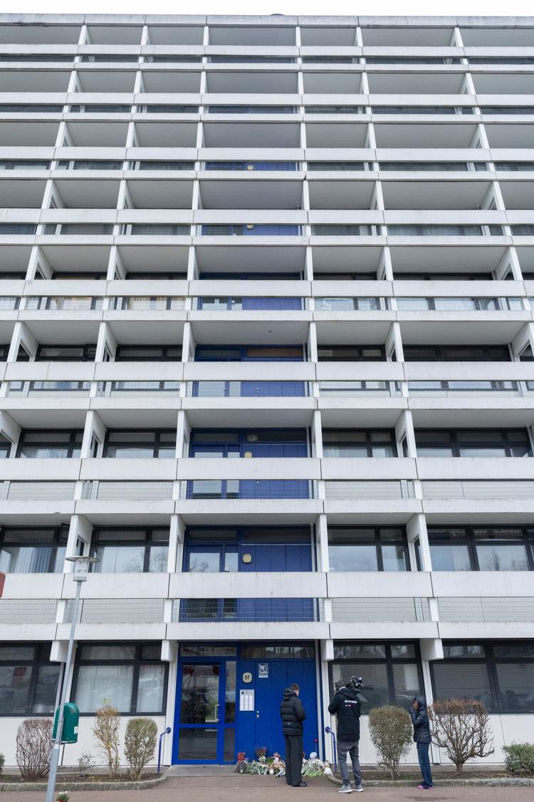 Den 21. december sidste år mistede en dreng på to år livet, da han blev kastet ud fra syvende sal af en ejendom i Høje Gladsaxe. Der blev lagt mange buketter ved opgangen. Foto: Mads Nissen
