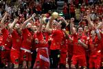   Det var et stort øjeblik, da Niklas Landin som dansk anfører i 2019 modtog VM-pokal i Hernings Boxen. Det var Danmarks første VM-guld på herresiden, og nu er Herning vært for EM, som landsholdet skal forsøge at vinde for første gang siden 2012. Foto: Jens Dresling