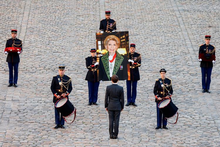 Da Hélène Carrère d’Encausse døde i august 2023, var det efter 23 år som leder af Det Franske Akademi. Her ses præsident Emmanuel Macron sammen med et portrætfoto af hende ved en mindehøjtidlighed to måneder senere.    Foto: Ludovic Marin/Ritzau Scanpix