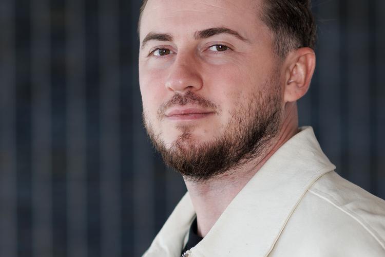 Sangeren Jimilian er ikke den eneste, den afkorter ’lave rav i den’ til ’lave rav’, som han gjorde i TV 2-programmet 'Spillet'. Foto: Sille Serup/TV 2