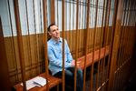 Laurent Vinatier buret inde under sin retssag ved en domstol i Moskva i oktober. Foto: Alexander Nemenov/Ritzau Scanpix