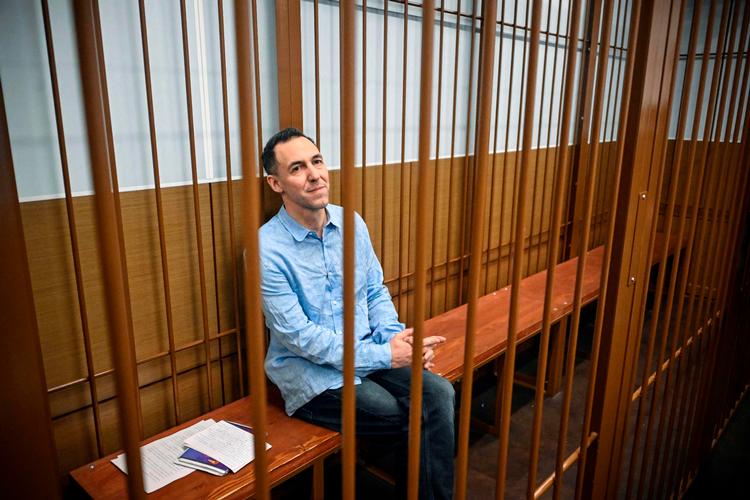 Laurent Vinatier buret inde under sin retssag ved en domstol i Moskva i oktober. Foto: Alexander Nemenov/Ritzau Scanpix