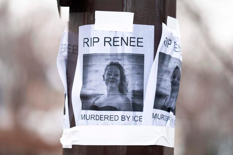 Et portræt af Renee Nicole Good er klistret til en lygtepæl nær stedet, hvor hun blev skudt 8. januar i Minneapolis, Minnesota. Foto: Stephen Maturen/Ritzau Scanpix