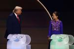 USA's præsident, Donald Trump, smiler til Mexicos præsident, Claudia Sheinbaum, under lodtrækningen til VM i fodbold, som afholdes i de to lande samt i Canada til sommer. Når det gælder kampen mod narkokarteller, lyder der mindre venlige toner mellem de to. Trump har bedt Sheinbaum om lov til at indsætte tropper på jorden i Mexico. Det har Sheinbaum tidligere afvist. Foto: Evelyn Hockstein/Ritzau Scanpix