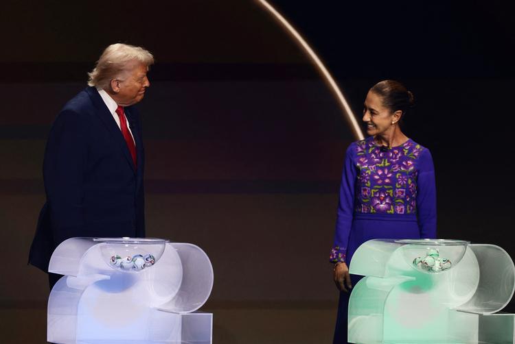 USA's præsident, Donald Trump, smiler til Mexicos præsident, Claudia Sheinbaum, under lodtrækningen til VM i fodbold, som afholdes i de to lande samt i Canada til sommer. Når det gælder kampen mod narkokarteller, lyder der mindre venlige toner mellem de to. Trump har bedt Sheinbaum om lov til at indsætte tropper på jorden i Mexico. Det har Sheinbaum tidligere afvist. Foto: Evelyn Hockstein/Ritzau Scanpix