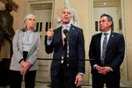 Hakeem Jeffries, der er demokraternes leder i Repræsentanternes Hus, holdt pressemøde, efter at kammeret torsdag aften stemte ja til et lovforslag om at forlænge sundhedstilskud, der er en del af Obamacare, i tre år. Foto: Anna Moneymaker/Ritzau Scanpix