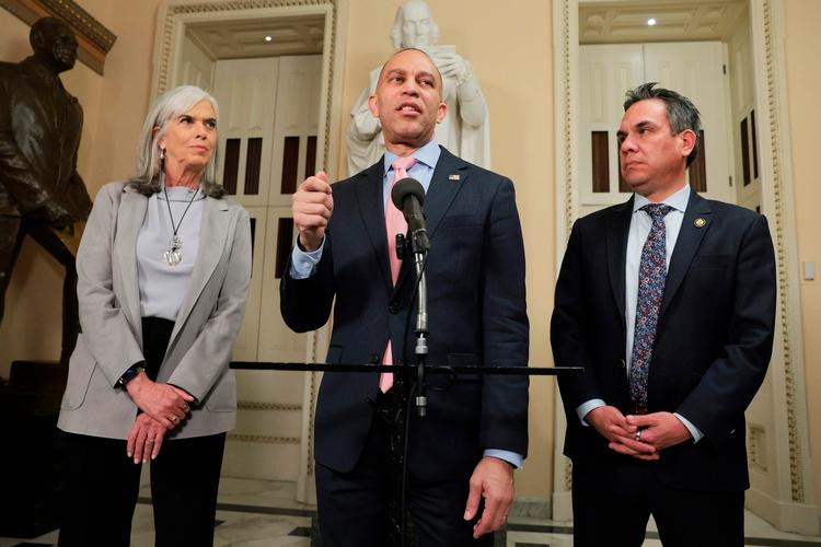 Hakeem Jeffries, der er demokraternes leder i Repræsentanternes Hus, holdt pressemøde, efter at kammeret torsdag aften stemte ja til et lovforslag om at forlænge sundhedstilskud, der er en del af Obamacare, i tre år. Foto: Anna Moneymaker/Ritzau Scanpix